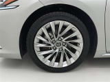 かっこいいホイールですね。 車のイメージを大きく左右するホイール部分はコダワリを持ちたいですね。