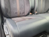 【コンビネーションシート】上質な質感と快適な座り心地を両立。車内に高級感を演出します。