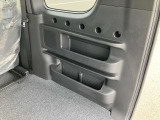 車両にマッチした純正フロアマット付きです。