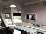 運転席と助手席のサンバイザーにはバニティーミラーが付いています。身だしなみのチェックにお使いいただけます。
