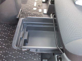 助手席シートアンダーボックス(スライド式)!運転用の替え靴や、車内に常備したいこども用品、着替えた服などを収納できます。