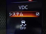 【横滑り防止】ハンドル操作や滑りやすい路面を走行中、横滑りを感知すると自動的に車両の進行を保つよう制御!