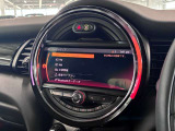 MINIの運転席操作部は、中央に構えるディスプレイが最大の特徴です。航空機を思わせるトグルスイッチなど、直感的で遊び心のあるメカニカルな操作感が、ゴーカートのような走りの高揚感を高めます。
