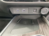 置くだけ充電機能やUSBポート付きで携帯の充電などに便利。
