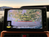 後方の映像にガイド線が表示され、駐車時に周囲との距離を確認しやすい画面です。車両周辺の状況を目で捉えながら操作でき、狭い場所への駐車やバック時の確認をサポートしてくれます。毎日の駐車に便利です。