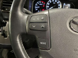 ステアリングスイッチ付きで、運転中に視線を前に向けたまま操作できます。