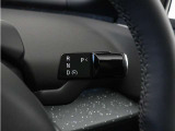 走行中にステアリングホイールの右側レバーを下方向に動かすとPilot Assistをオンにすることができます。
