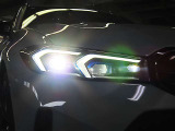先進のLEDテクノロジーを採用。照射される白色光の周波特性は太陽に近く、バイ・キセノン・ヘッドライトを上回るコントラストでさらに明るく輝きます。