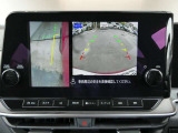 ギアを『R』に入れた後、カメラボタンを押すと、運転席から見えない左側面をナビ画面にうつしてくれるので、幅寄せや縦列駐車がし易くなります。