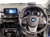 【ハンドル】ドライバーとBMW車の一体感がダイレクトに伝わるステアリングホイール。形状・太さへの拘りに加えて、操作性を高める為にスイッチ類も配置。クイックかつ安定のドライビングを体感下さい!