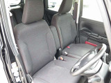 運転席はゆったり座れるベンチシート。乗り降りもしやすい室内です。