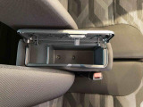 センターアームレスト付きで運転中も腕が楽々!