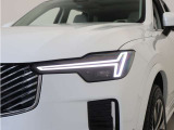 ひときわ印象的なT字型のLEDヘッドライトは、新世代のボルボを象徴するユニークなアイコンとなっています。LEDデイタイム・ランニング・ライトやポジションライト、ウインカーの役割も果たします。