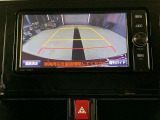 ディスプレイに後方の視界を表示し、車庫入れをサポート「距離目安線」「車幅延長線」およびステアリング操作に連動する「予想進路線」を画面に表示します。※必ず車両周辺の安全を直接確認してください。