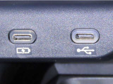 USB端子と充電用USB端子を装備しております。