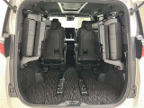 リヤシ-トを跳ね上げると更に荷物を載せることができます。