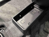 ティッシュ箱もぴったり収まるセンターフロアトレイ