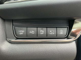 車線逸脱警報システムなどの安全装備も充実、障害物を知らせるコーナーセンサーや、360&deg;モニターへの切り替えスイッチがあります。