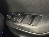 格納式リモコンドアミラーと、パワーウィンドウマスタースイッチです。車内の換気も運転席から簡単に行えます。