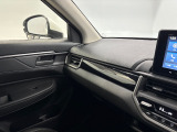 水平基調のインテリアパネルは運転席からの見晴らしをすっきりとさせてくれます。