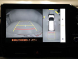 パノラミックビューモニターを装備。駐車場や交差点でクルマを真上から見るように周囲を確認できます。機能の詳細は販売店スタッフまでおたずねください。