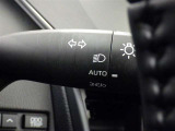 【オートライト】車外の明るさに応じて、自動的にライトの点灯・消灯をしてくれます。