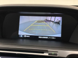 リバースギアに入れるだけで後方の表示へ切り替わります。夜間や雨の日の駐車も楽になりますよ。