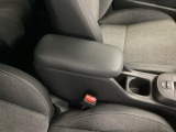 運転席と助手席の間には、便利なコンソールボックスとドリンクホルダーが付いています。