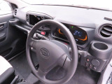当社では全車、納車前にサービス工場で12ヶ月点検相当の整備を実施しております。そこで確認された不具合箇所は修理しておりますのでご安心下さい。
