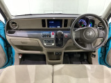 車内は光触媒抗菌消臭施工済です。インパネ周りはスタイリッシュなデザインです。グローブボックスやカップホルダーのほかにトレーなどたくさんの収納スペースが付いています。
