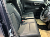 フィット感のあるシート。身体をしっかりと支えてくれるので、長時間の運転も快適にサポートしてくれます。
