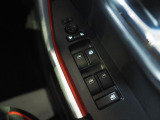 運転席ドアのパワーウィンドウスイッチと電動ドアミラーのスイッチです。