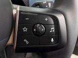 MINIの運転席操作部は、中央に構えるディスプレイが最大の特徴です。航空機を思わせるトグルスイッチなど、直感的で遊び心のあるメカニカルな操作感が、ゴーカートのような走りの高揚感を高めます。