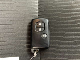 ドアの開閉時、両手が荷物で塞がっている時はキーレスでのカギの解除が大変ですよね。スマートキーはポケットやバッグに入れておけば、ノブに触れただけでロックの解除が可能です。とても便利な機能です。