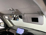 【サンバイザー】車内で身だしなみを整えるためのバニティミラーがセット。お化粧直しや髪型のチェックに活用できます。