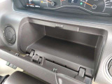 運転席ハンドル奥にも収納BOX