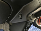 【ショッピングフック】買い物袋などを引っ掛けるためのショッピングフックが付いています。