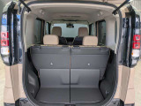 4名乗車時でも、買い物カゴや普段使いの荷物をしっかり積めるスペースを確保。さらにリアシートは前後にスライド可能で、荷物の量に合わせて荷室長を調整できます。日常使いの利便性もバッチリです。