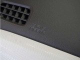 ◆助手席エアバッグ◆SRSエアバッグは、シートベルトだけでは防ぎきれない衝突時の衝撃から乗員を守るための安全装置。衝突時に瞬時に膨らみ、頭部や胸部がダッシュボードに直接衝突するのを防ぎます。