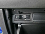ETCユニットがグローブBOX内に収まっています。