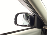 【電動格納ミラー】運転席にあるボタン一つで左右のミラーを畳めます。