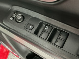 運転席のスイッチで全てのウィンドウの開閉操作を行うことができます。ロックボタンをONにしておくと、運転席以外のウィンドウは作動しないのでお子様を乗せているときなども安心ですね♪