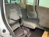 シートをはね上げれば、高さのある荷物も積めます。