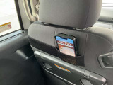 スマホなど小物の収納に便利なポケット