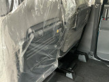【格納式シートバックテーブル】車内でのお食事などで活躍♪カップホルダーも備えています。