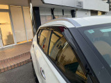 雨の日も便利なバイザー付き