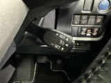 クルーズコントロール機能が付いています。 速度を設定するとアクセルを踏まなくても一定の速度で走ることができます。  高速道路ではとても便利な装置なんです。
