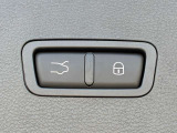 スイッチ式のパワーリフトリヤゲートは女性でも楽々ハッチを開閉できます。