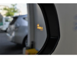 ブラインドスポットモニター。車線変更時などにドアミラーでは確認しにくい後側方エリア(ブラインドスポット)に存在する車両をレーダーで検知。警告サインをドアミラーに表示することで運転者に注意喚起する機能。