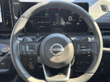 運転席廻りは手が届くところに収納スペースを確保しており、ハンドルにはオーディオ操作用スイッチがあるので、運転中もナビゲーションを注視せずにオーディオの操作を行って頂くことができます!